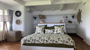 Ein Schlafzimmer mit einem Bett, einer Stehlampe und Regalen mit Dekoration.