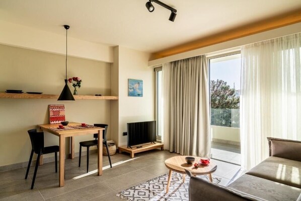TV - SII City Luxury Suites : Deluxe Apartment (Rethymno)