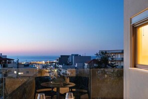 Outdoor dining - SII City Luxury Suites : Deluxe Apartment (Rethymno)