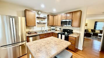 Køleskab, mikrobølgeovn, ovn, kogeplade