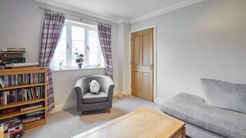 House | 4 bedrooms, desk