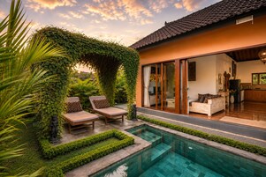 Zona junto a la piscina con un área de descanso cubierta, piscina y vista al interior de la casa.