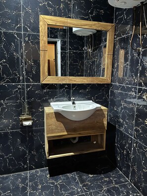 Douche, serviettes fournies, savon, papier toilette