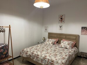 2 bedrooms, iron/ironing board, WiFi, bed sheets