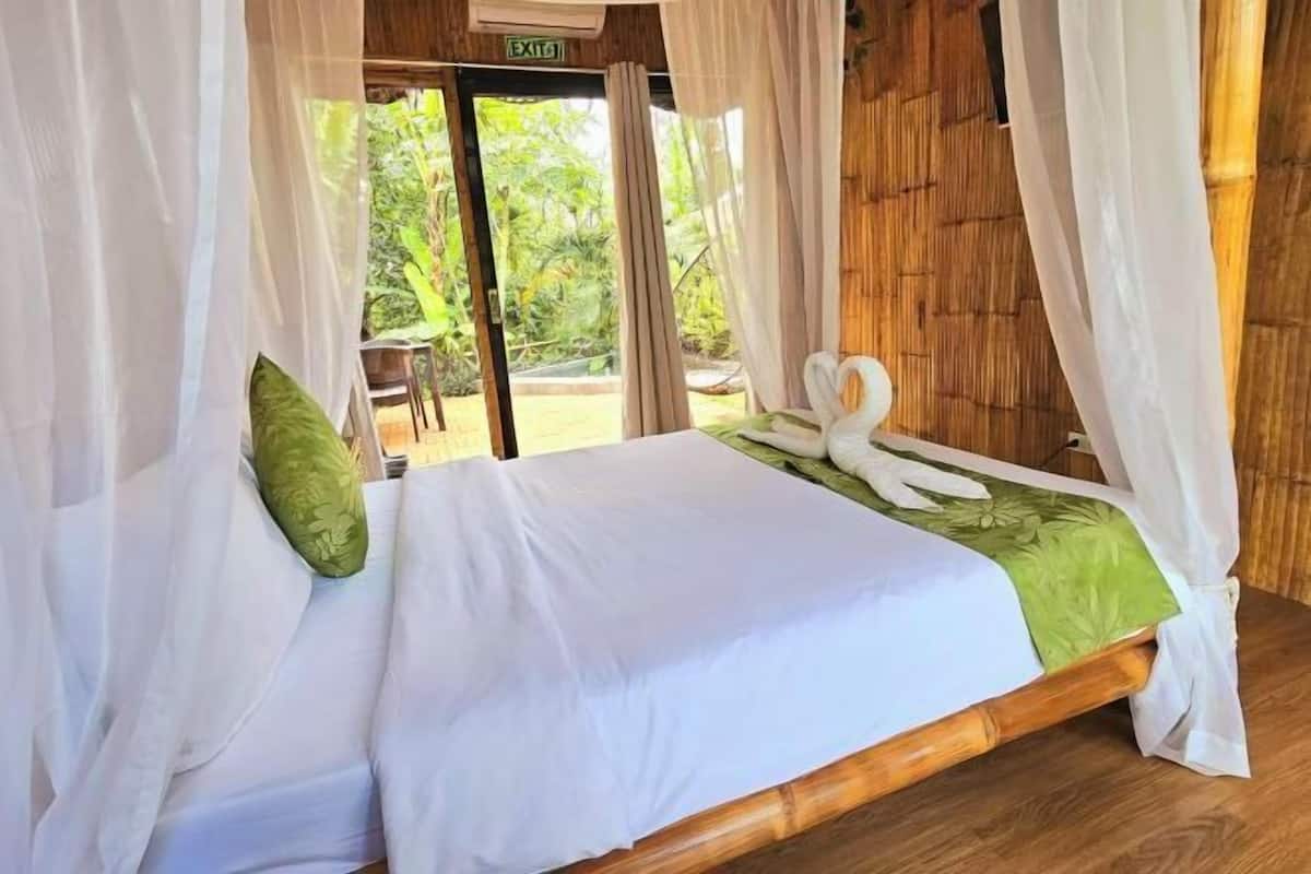 Desk, free WiFi, bed sheets