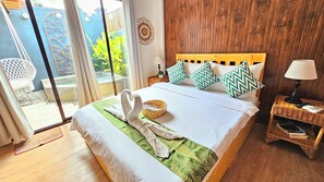 Kamar Quadruple Superior, pemandangan kolam renang | Meja kerja, Wi-Fi gratis, dan seprai linen