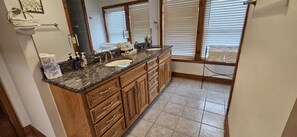 Een haardroger, handdoeken, zeep, shampoo