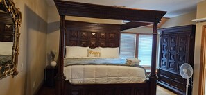 13 quartos, ferros/tábuas de passar roupa, berço de viagem