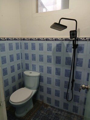 Shower, bidet, towels, soap - Charming 3-bedroom house near beach (Padang)