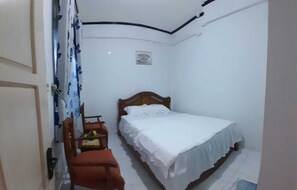 3 bedrooms, iron/ironing board, WiFi, bed sheets - Charming 3-bedroom house near beach (Padang)