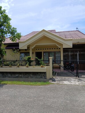 Exterior - Charming 3-bedroom house near beach (Padang)