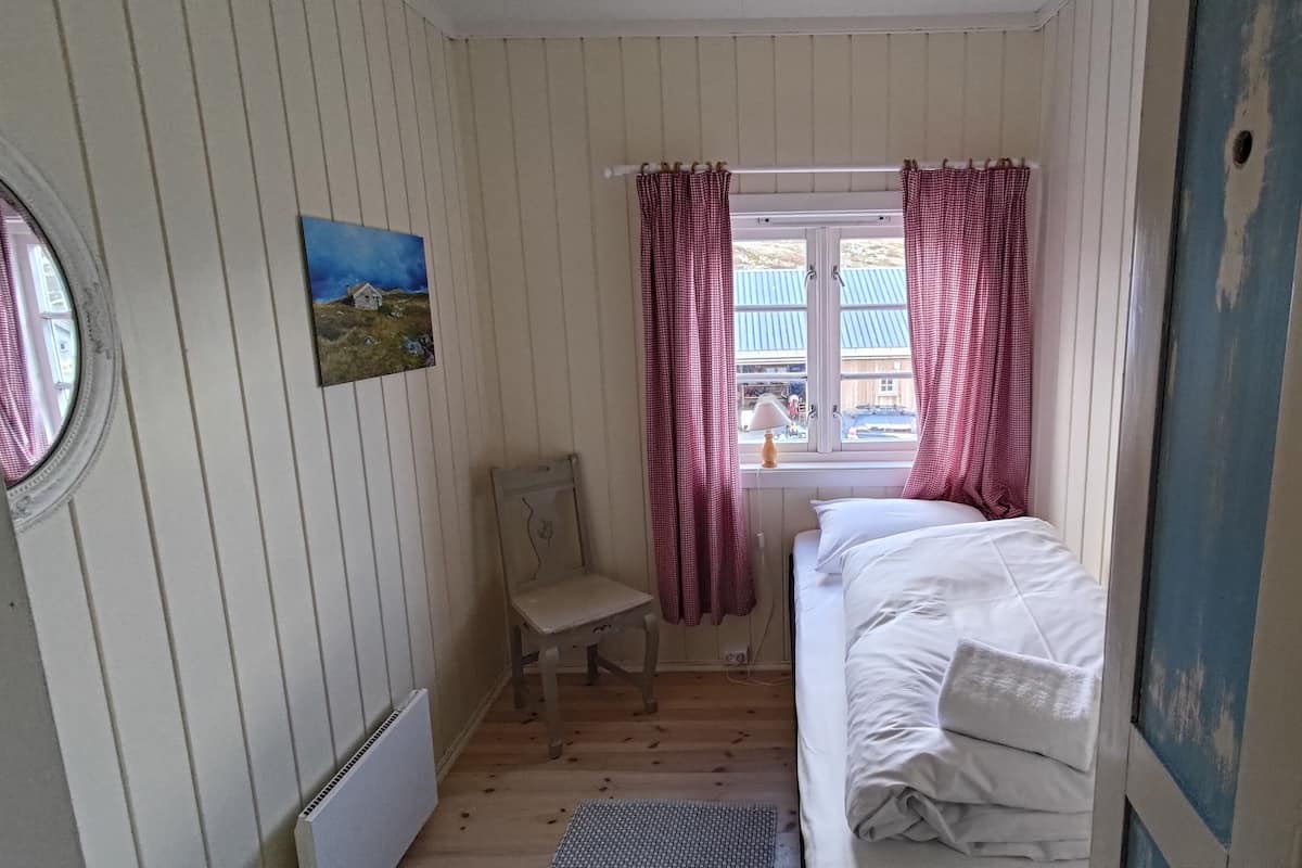 Basic Single Room, Mountain View | Pillowtop beds, free WiFi