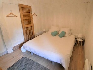 4 bedrooms, WiFi, bed sheets