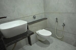 Deluxe Room | Bathroom | Shower, free toiletries, towels, soap