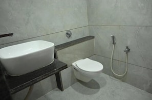 Chambre Deluxe | Salle de bain | Douche, articles de toilette gratuits, serviettes fournies, savon