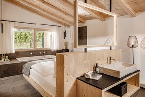 Design chalet, uitzicht op bergen | Badkamer | Een haardroger, badjassen, handdoeken, zeep