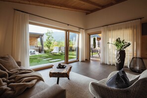 Design chalet, uitzicht op bergen | Woonruimte | Televisie