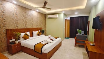 Luxe tweepersoonskamer, 1 slaapkamer, balkon, uitzicht op de stad | Een bureau, gratis wifi