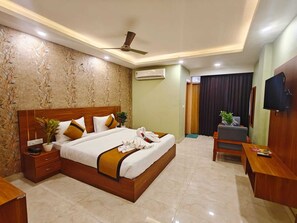 Luxury Double Room, 1 Bedroom, Balcony, City View | Desk, free WiFi - hotel jps palm inn (Gurugram)