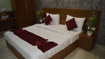 Chambre luxueuse double ou avec lits jumeaux, balcon | Bureau, accĂšs au Wi-Fi (inclus)
