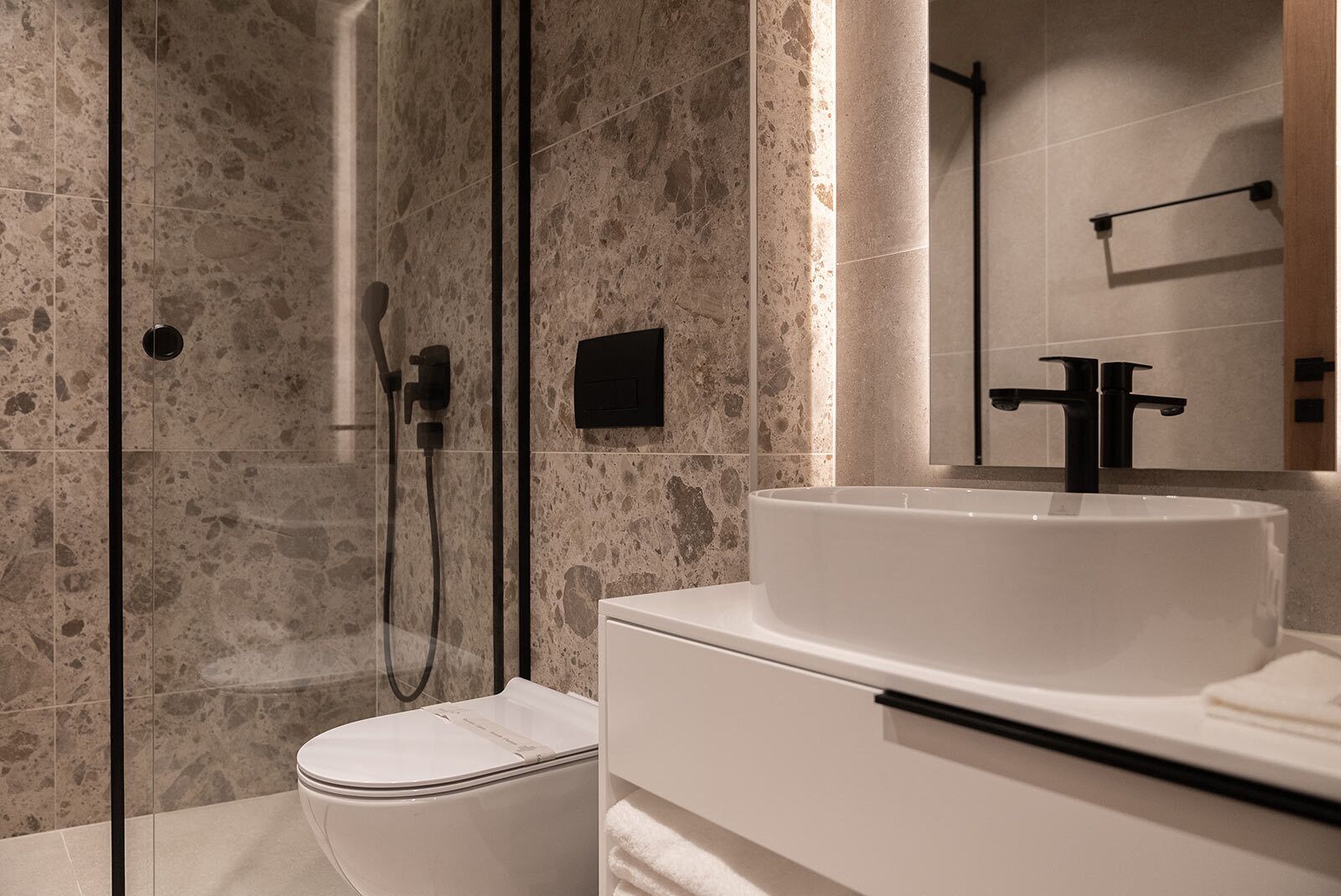 Douche, articles de toilette gratuits, sèche-cheveux, peignoirs