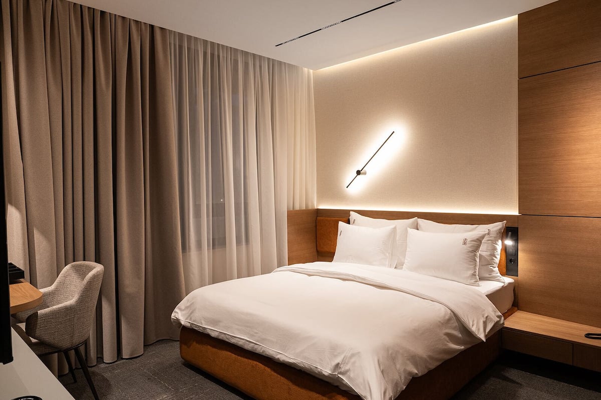 Deluxe-Doppelzimmer, Stadtblick | Zimmersafe, Schreibtisch, laptopgeeigneter Arbeitsplatz