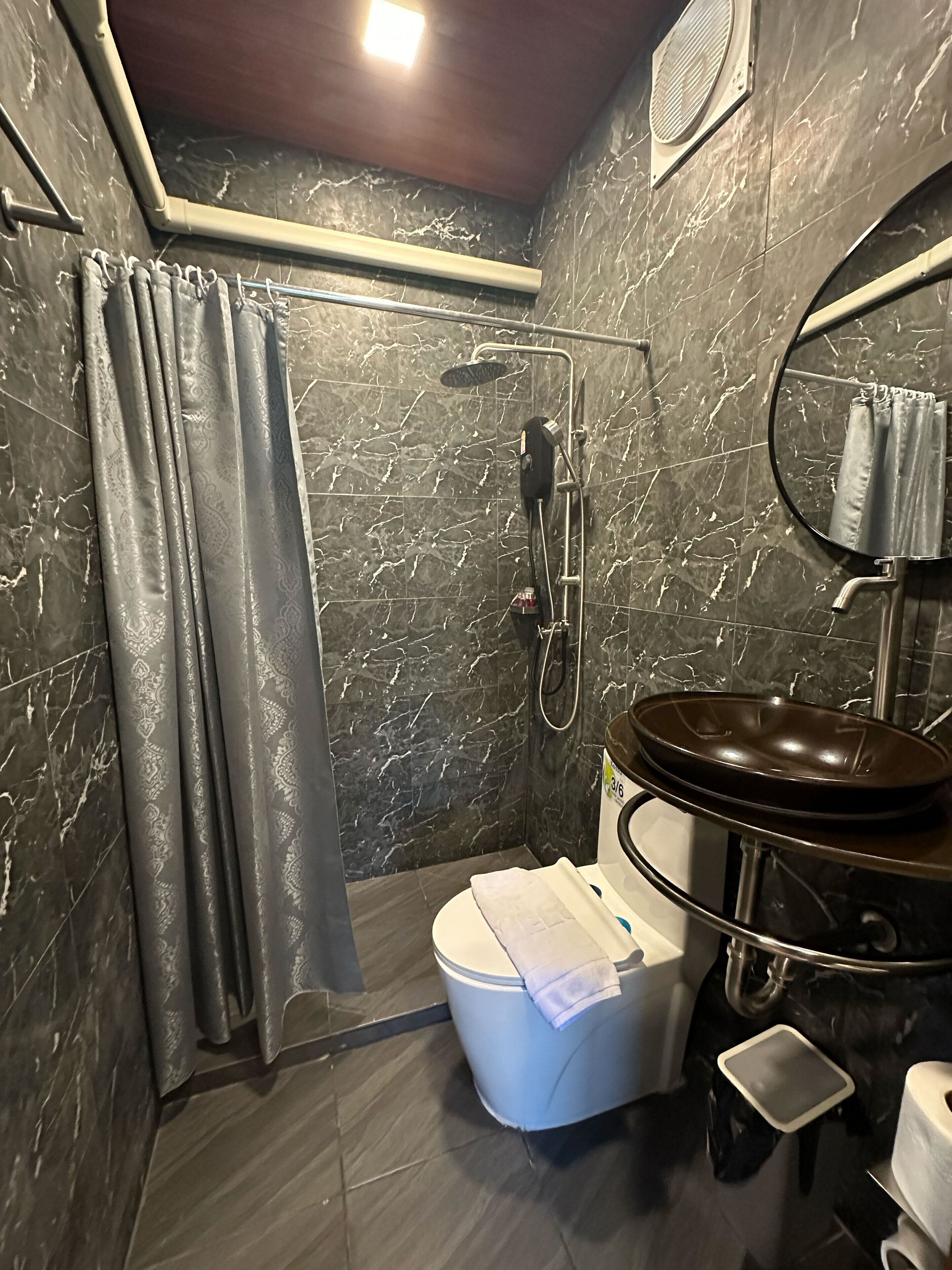 Twin Bed Room (No. 885) | Bathroom | Shower, free toiletries, hair dryer, towels