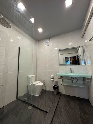 Double Bed Room (No. 883) | 浴室 | 淋浴设施、免费洗浴用品、吹风机、毛巾