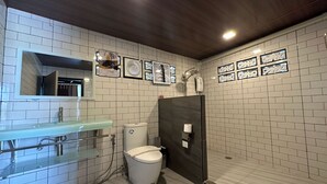 Twin Bed Room (No. 882) | Bad | Dusj, toalettartikler (inkludert), hårføner og håndklær