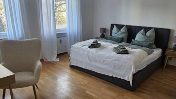 1 habitación, escritorio, tabla de planchar con plancha y cuna de viaje