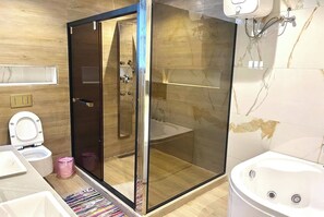 Apartamento superluxo, sacada, vista para a cidade | Banheiro | Produtos de toalete grátis, secador de cabelo, toalhas de banho 