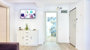 家庭公寓 | 起居區 | 110-公分電視，提供有線頻道