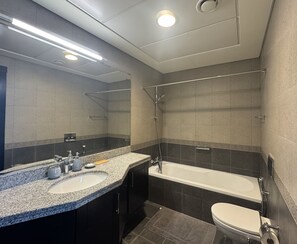 Bidet, serviettes fournies, savon, papier de toilette