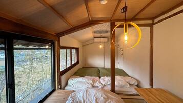 Pengeskab på værelset, mørklægningsgardiner, strygejern/strygebræt