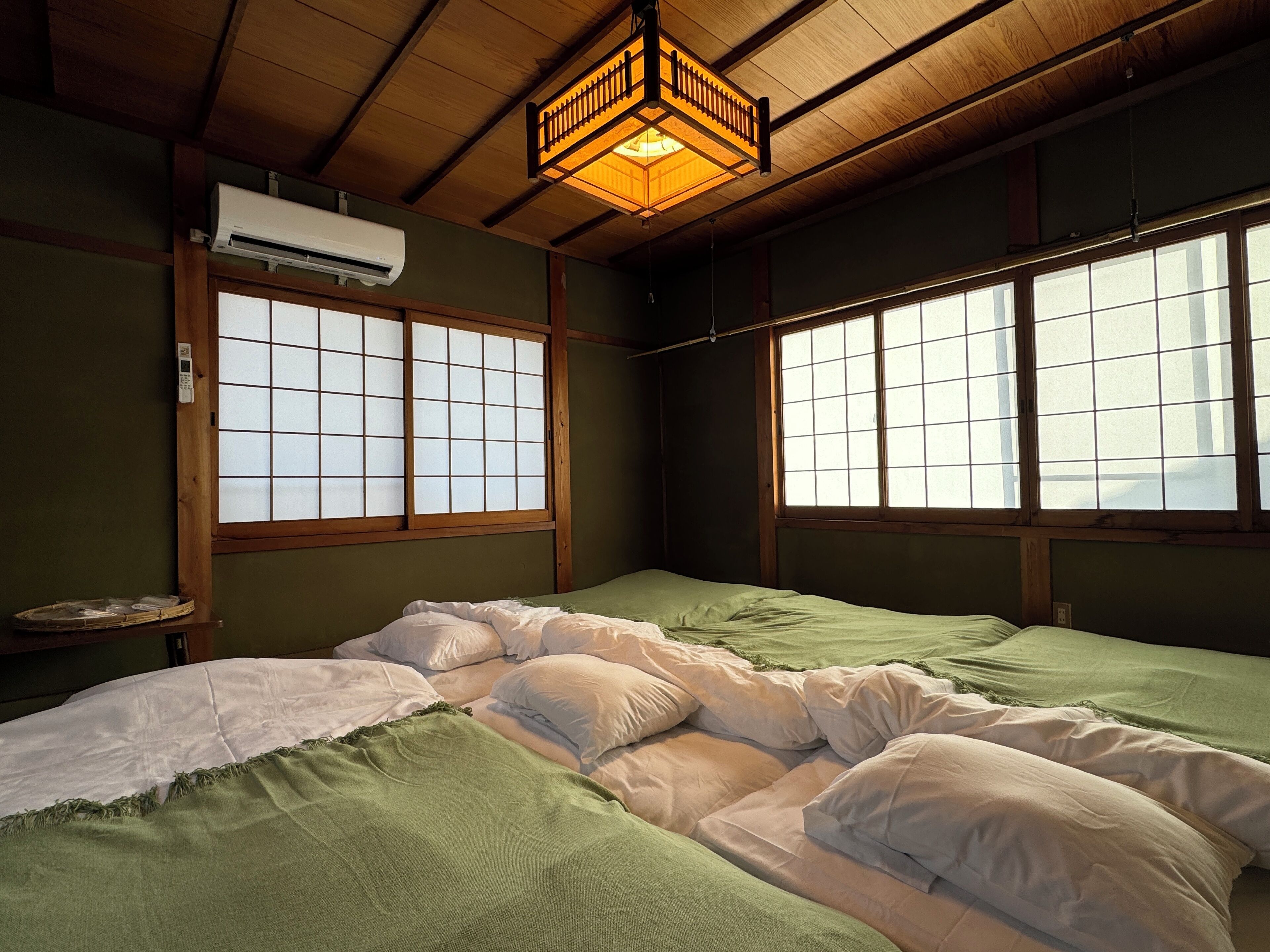 Firemannsrom – familie, hageutsikt | Safe på rommet, blendingsgardiner og strykejern/-brett