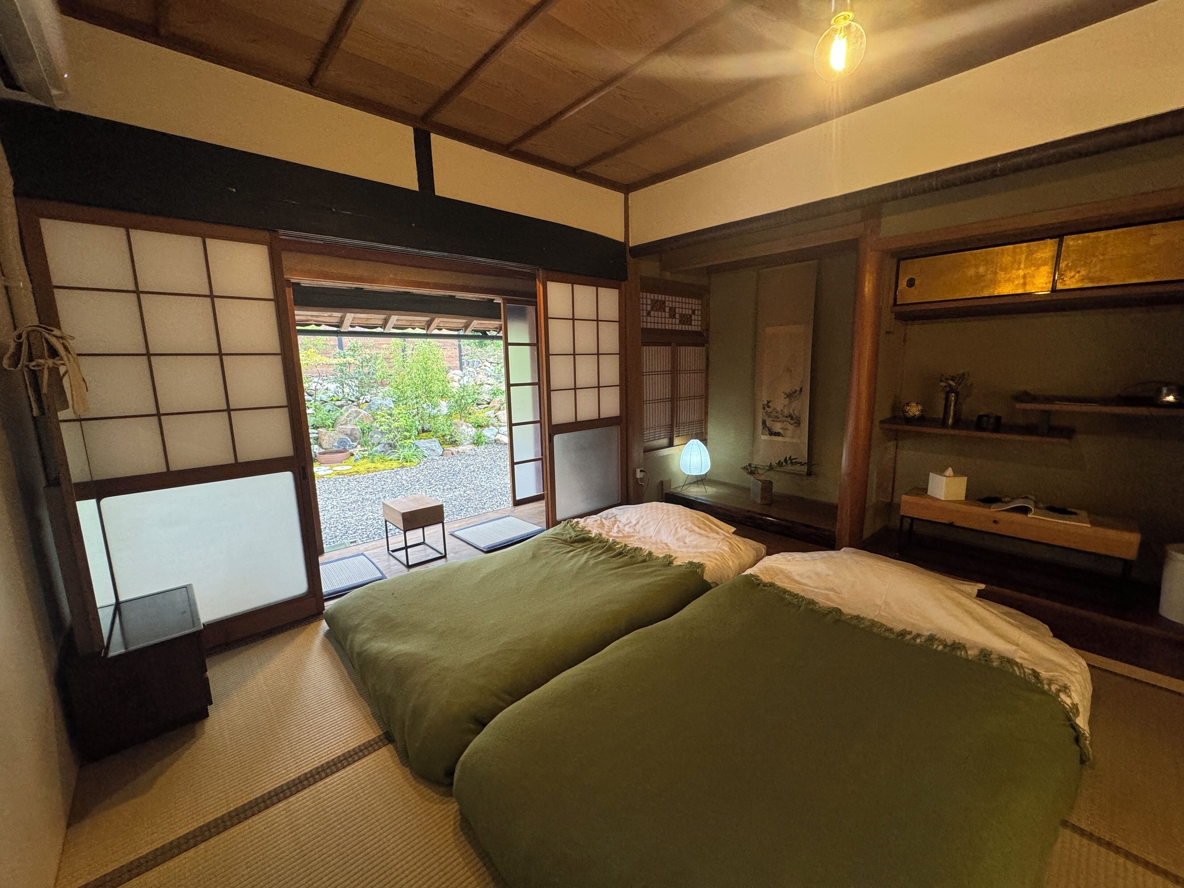 Dobbelt- eller tomannsrom – superior, balkong, hageutsikt | Safe på rommet, blendingsgardiner og strykejern/-brett