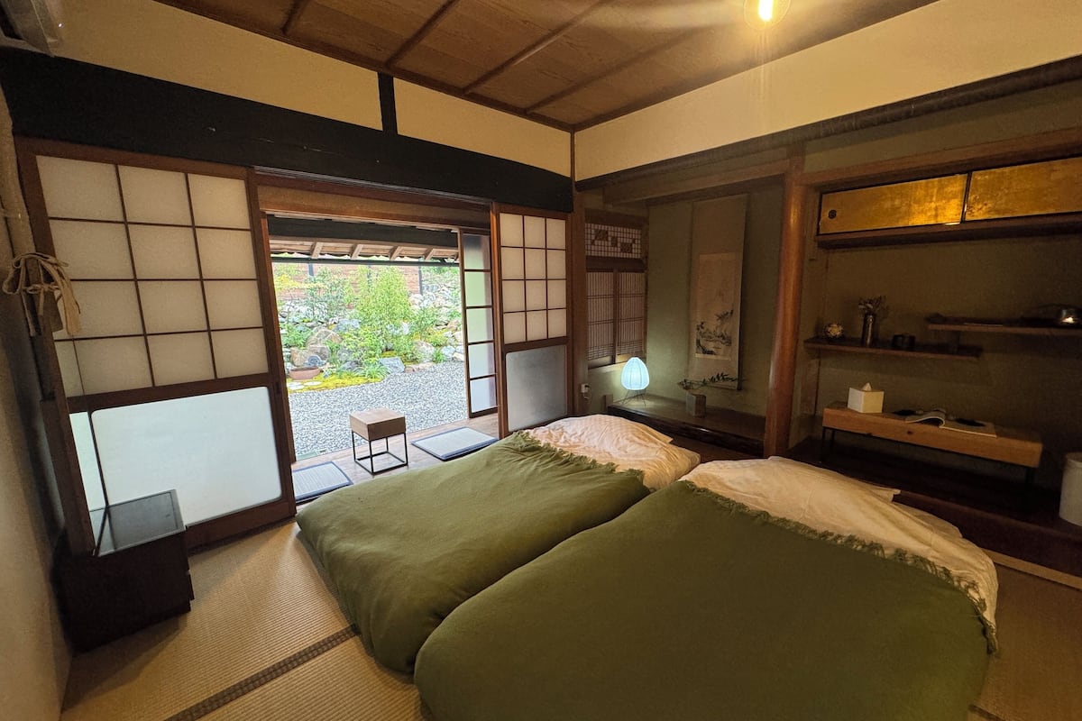 غرفة سوبيريور مزدوجة أو بسريرين منفصلين - بشرفة - منظر للحديقة | خزنة داخل الغرفة وستائر تعتيم ومكواة/لوح كي وواي فاي مجانًا