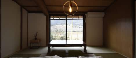 Zimmersafe, Verdunkelungsvorhänge, Bügeleisen/Bügelbrett