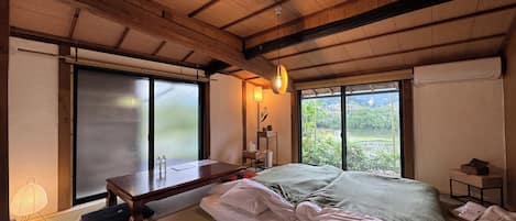 Kolmen hengen superior-huone, vuoristonäköala | Tallelokero huoneessa, pimennysverhot, silitysrauta/-lauta