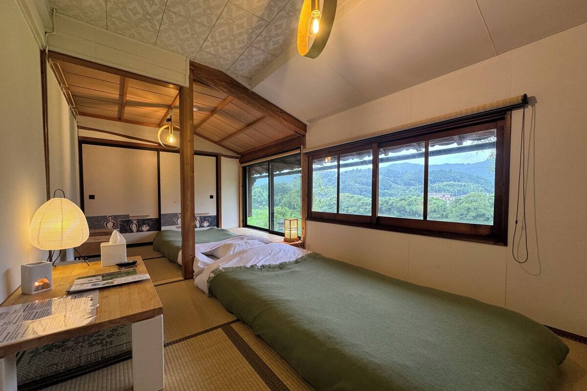 غرفة سوبريور لفردين - منظر للجبل | خزنة داخل الغرفة وستائر تعتيم ومكواة/لوح كي وواي فاي مجانًا