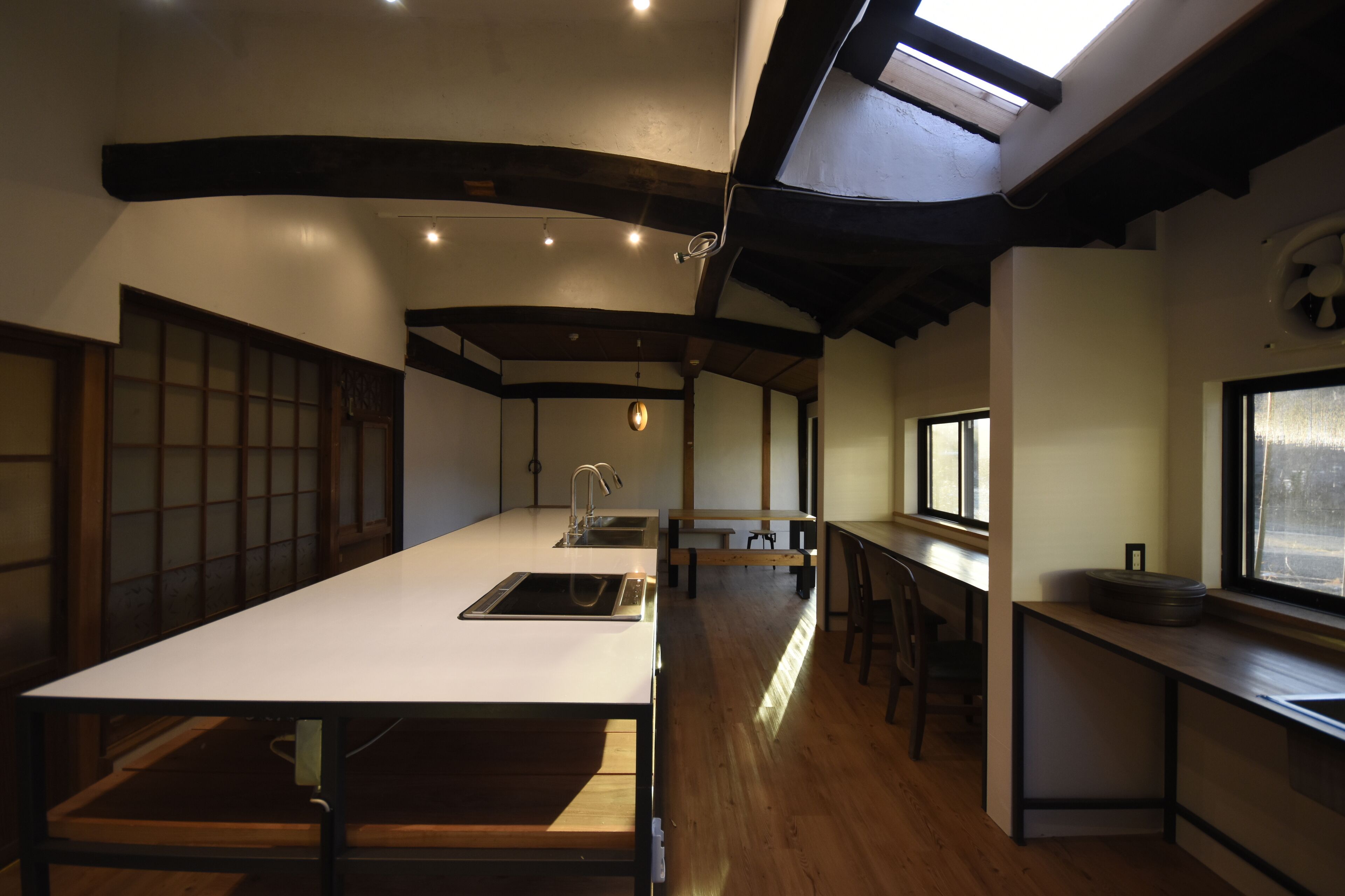 Frigorífico, microondas y trona infantil