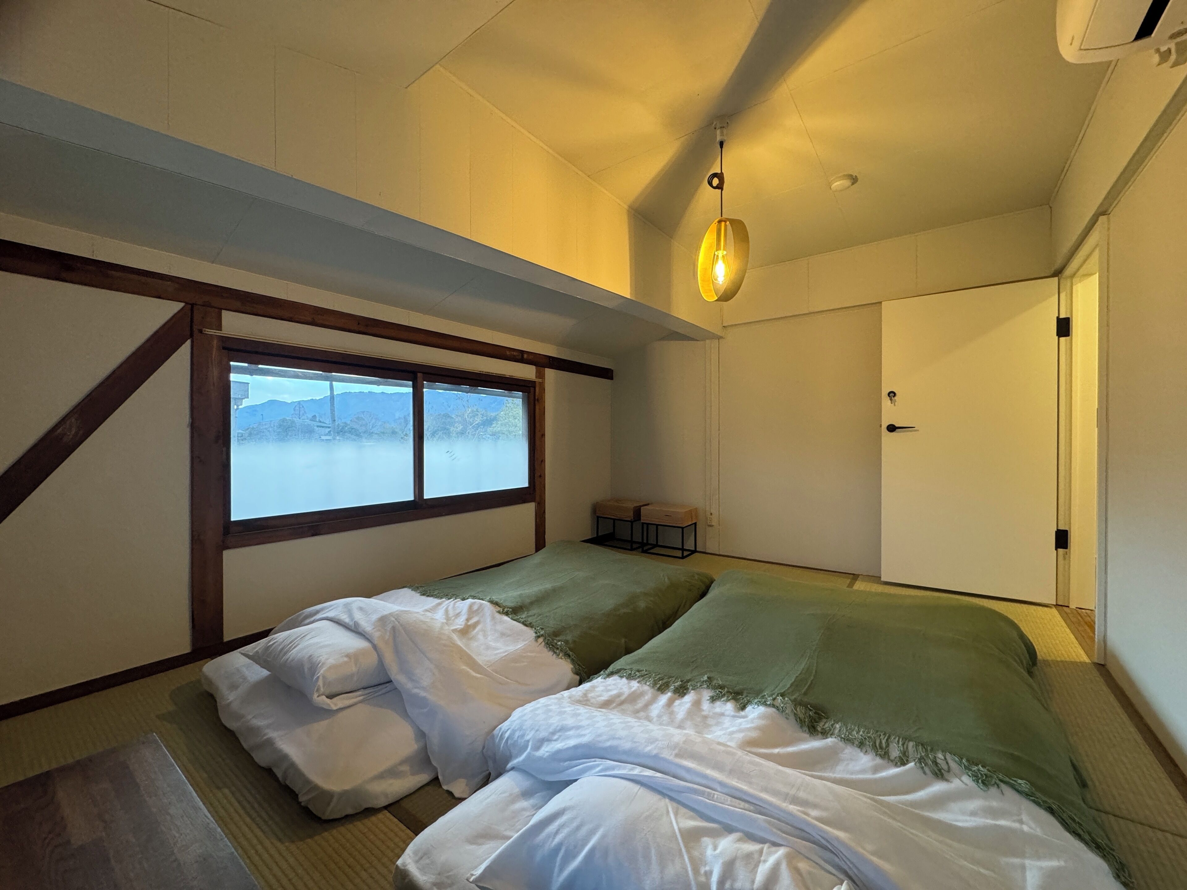 Dobbelt- eller tomannsrom – deluxe, fjellutsikt | Safe på rommet, blendingsgardiner og strykejern/-brett