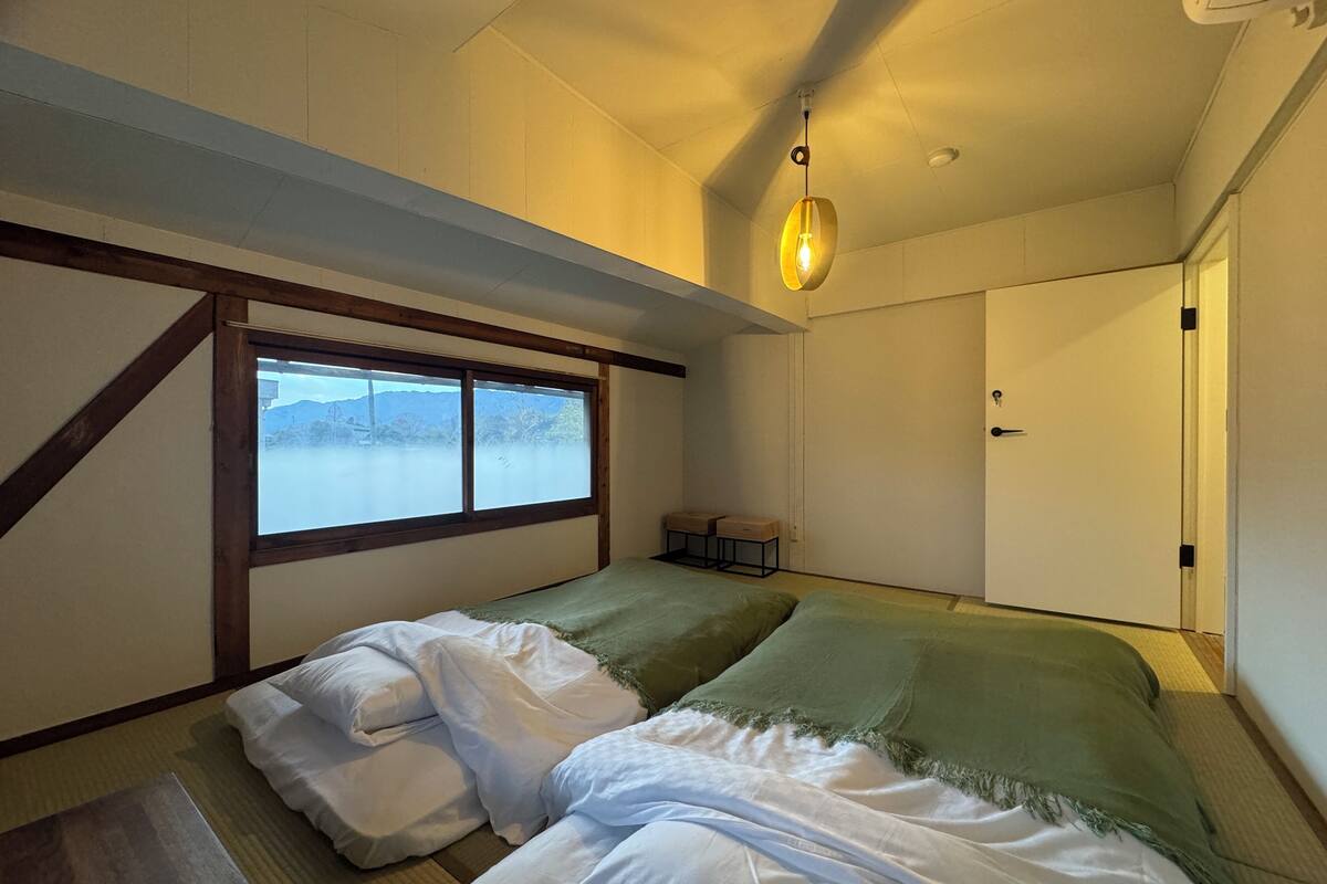 غرفة ديلوكس مزدوجة أو بسريرين منفصلين - منظر للجبل | خزنة داخل الغرفة وستائر تعتيم ومكواة/لوح كي وواي فاي مجانًا