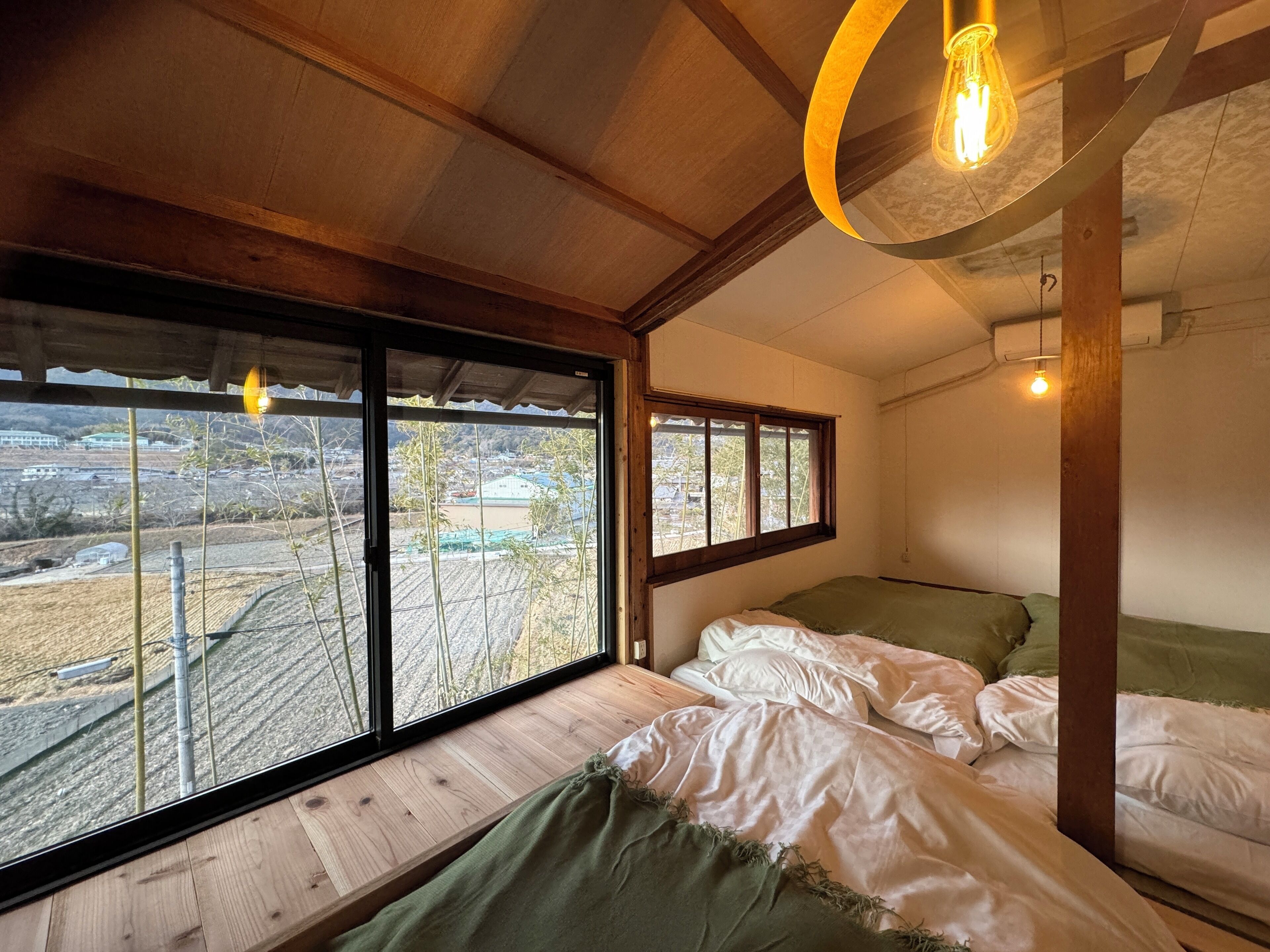 Caja fuerte, cortinas opacas, tabla de planchar con plancha