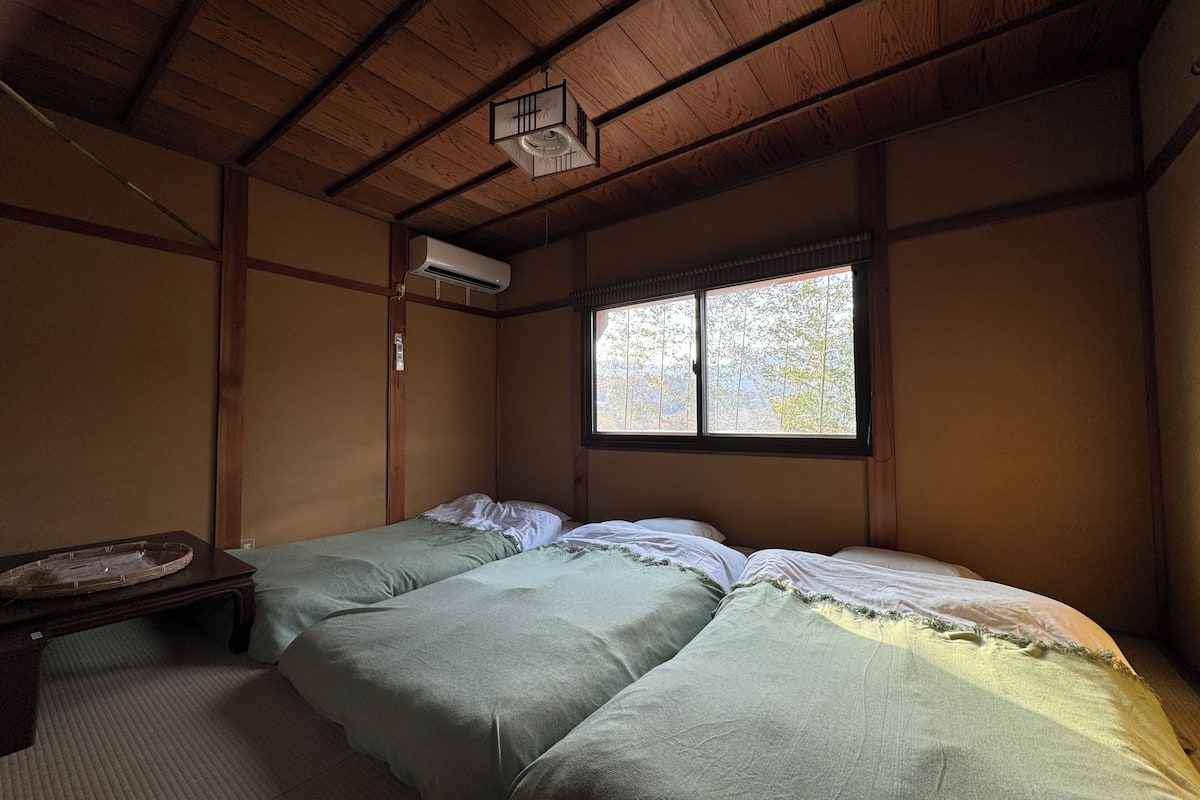 غرفة كلاسيكية ثلاثية - منظر للجبل | خزنة داخل الغرفة وستائر تعتيم ومكواة/لوح كي وواي فاي مجانًا