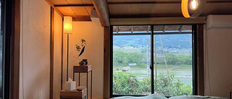 Chambre triple supĂ©rieure, vue sur la montagne | Coffre-fort, rideaux dâobscurcissement, fer et planche Ă repasser