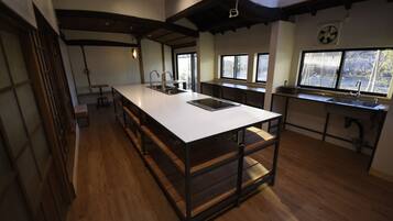 Køleskab, mikrobølgeovn, højstol