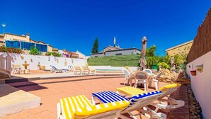 An outdoor patio with sun loungers and a pool. - Stunning Villa Rosa Quesada Centre private pool (Ciudad Quesada)