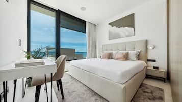 5 bedrooms, desk, travel crib, WiFi