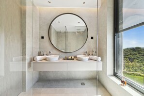 Dusche, Haartrockner, Bidet, Handtücher